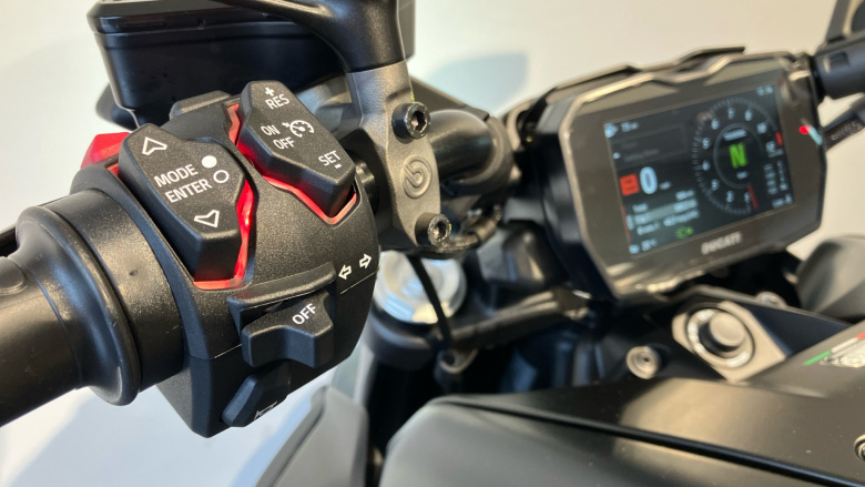Ducati Diavel V4 - Dark Stealth Yellow (25MY)